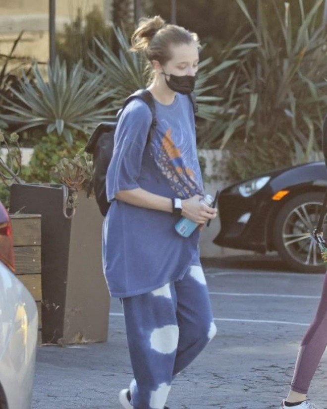 Shiloh rời lớp học nhảy bị phóng viên chụp được.