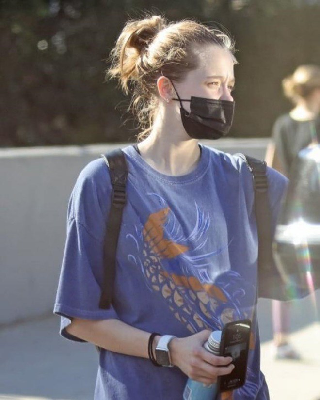 Thời gian này, Shiloh liên tục xuất hiện trên mặt báo.