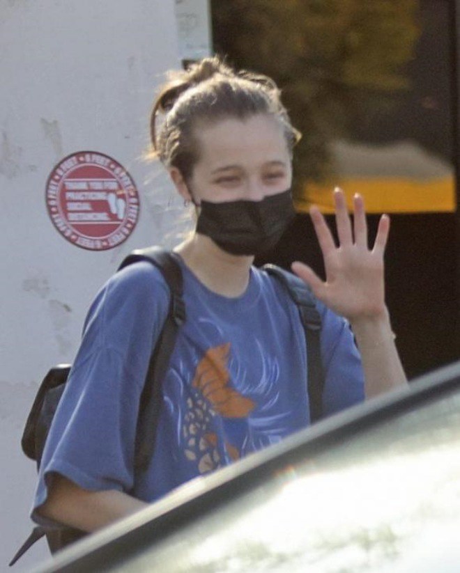 Shiloh vẫy tay chào phóng viên ảnh.