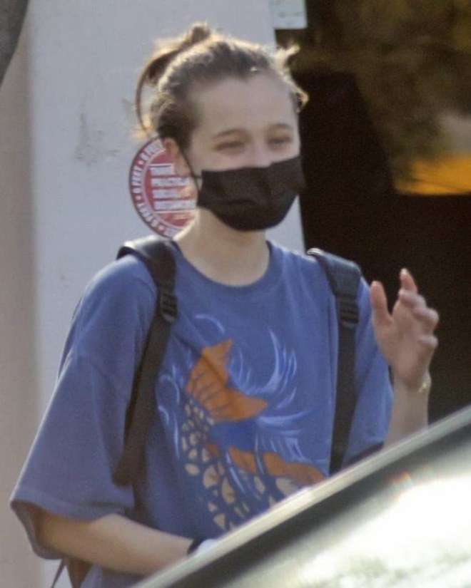 Hiếm khi thấy cô bé thân thiện như vậy.