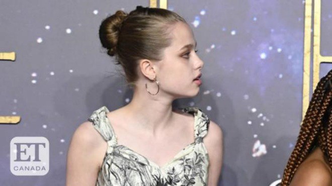 Cô bé còn được khen nổi bật hơn cả mẹ đẻ.