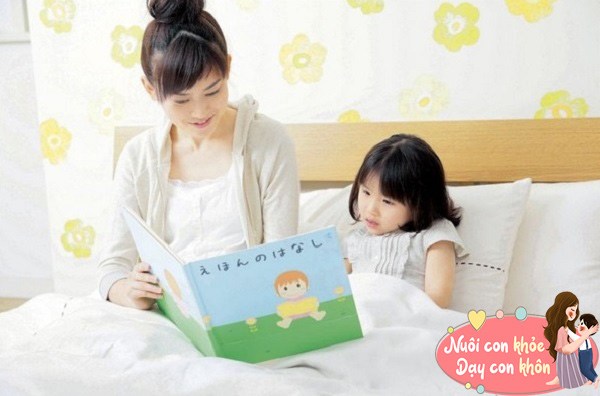 Hãy tập cho bé những thói quen đều đặn như đánh răng, làm vệ sinh cá nhân, xếp gọn đồ chơi trên giường trước khi đi ngủ. Mẹ cũng có thể kể cho bé nghe những câu chuyện cổ tích thú vị giúp bé dễ ngủ hơn.