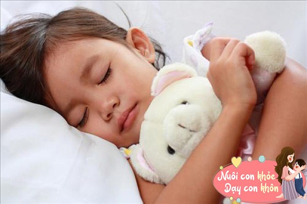 Mẹ cũng có thể mua cho bé một chiệc gối ôm hoặc gấu bông để bé có cảm giác có bạn chơi cùng, ngủ cùng.