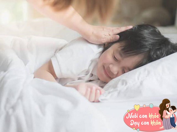 Cha mẹ nên tạo cho trẻ tâm lý và không gian ngủ thoải mái. 