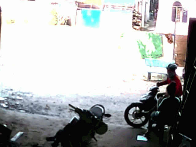 Clip Eva - Clip: Bị giật điện thoại, cô gái nắm đuôi xe máy quật ngã tên cướp