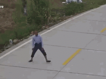  Clip: Phản xạ cực nhanh, người đàn ông thoát chết trong gang tấc 