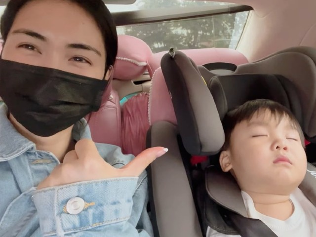 Về Bắc Ninh thăm bà ngoại, con trai Hòa Minzy gây náo loạn sân bay, hotgirl xin chụp hình - 1