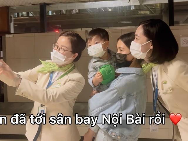 Về Bắc Ninh thăm bà ngoại, con trai Hòa Minzy gây náo loạn sân bay, hotgirl xin chụp hình - 2