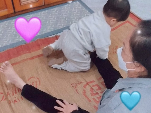 Về Bắc Ninh thăm bà ngoại, con trai Hòa Minzy gây náo loạn sân bay, hotgirl xin chụp hình - 7
