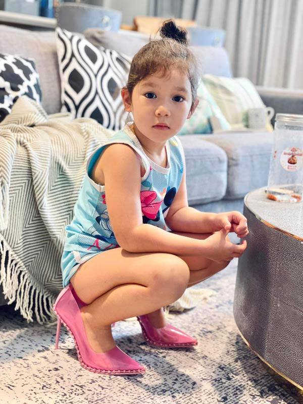 Con gái Hà Anh mang giày cao gót, ngồi thôi cũng toát lên thần thái siêu mẫu nhí - 1