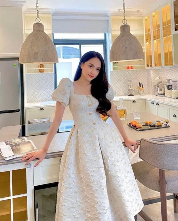 Hoa hậu chuyển giới Hương Giang khoe trọn biệt thự đắt đỏ, bên trong có cả thang máy - 2