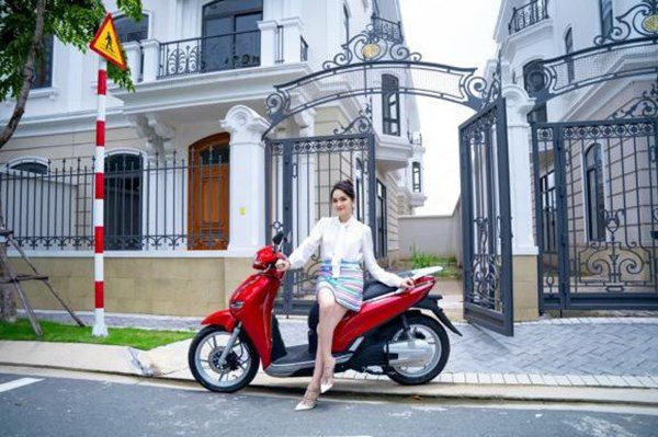 Hoa hậu chuyển giới Hương Giang khoe trọn biệt thự đắt đỏ, bên trong có cả thang máy - 1