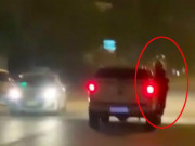 Tin tức - Đánh ghen giữa đêm như phim hành động: Vợ đu theo ô tô, cầm mũ bảo hiểm đập “tiểu tam”