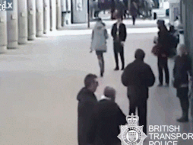 Clip Eva - Clip: Nam thanh niên tung "chiêu độc" hạ gục tên cướp tiền từ thiện