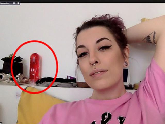 Họp online với sếp, người phụ nữ ngượng chín mặt khi để lộ thứ đáng xấu hổ sau lưng