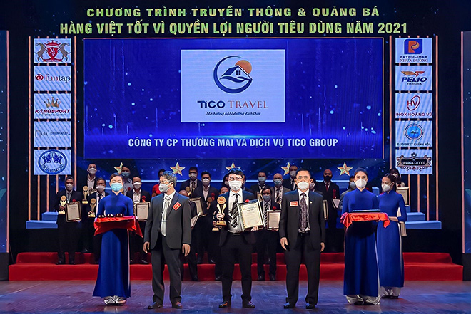 Ông Dương Văn Tiến, đại diện Công ty Tico Travel vinh dự lên nhận giải thưởng tại “Lễ trao bảng vàng doanh nhân” vào ngày 21/11 vừa qua