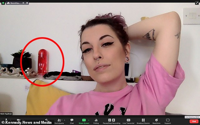 Họp online với sếp, người phụ nữ ngượng chín mặt khi để lộ thứ đáng xấu hổ sau lưng - 1
