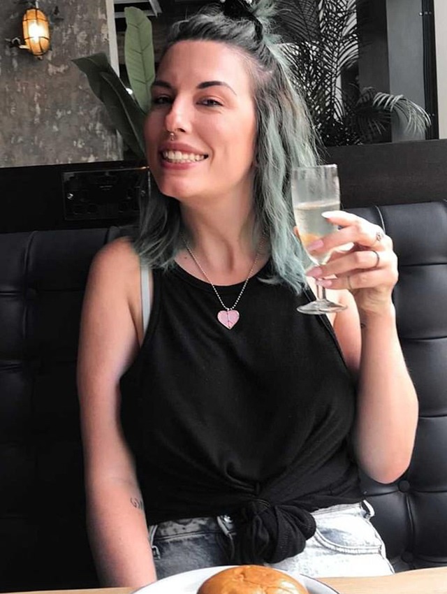 Họp online với sếp, người phụ nữ ngượng chín mặt khi để lộ thứ đáng xấu hổ sau lưng - 2