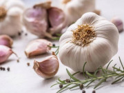 Bếp Eva - Mua tỏi về hay mọc mầm, rang thứ này lên rồi nhét vào túi tỏi, để mãi không hỏng