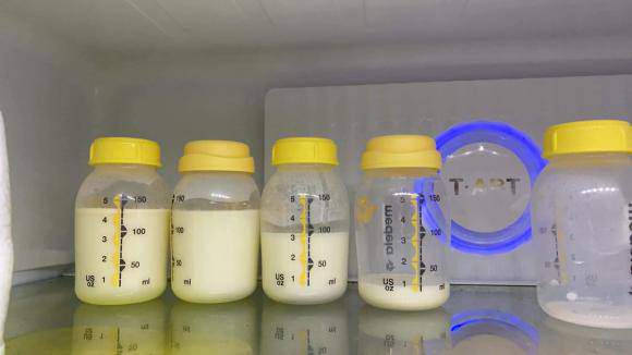 Võ Hạ Trâm dồi dào sữa cho con lai bú, bé 4 tháng phát triển bằng trẻ 7 tháng - 6
