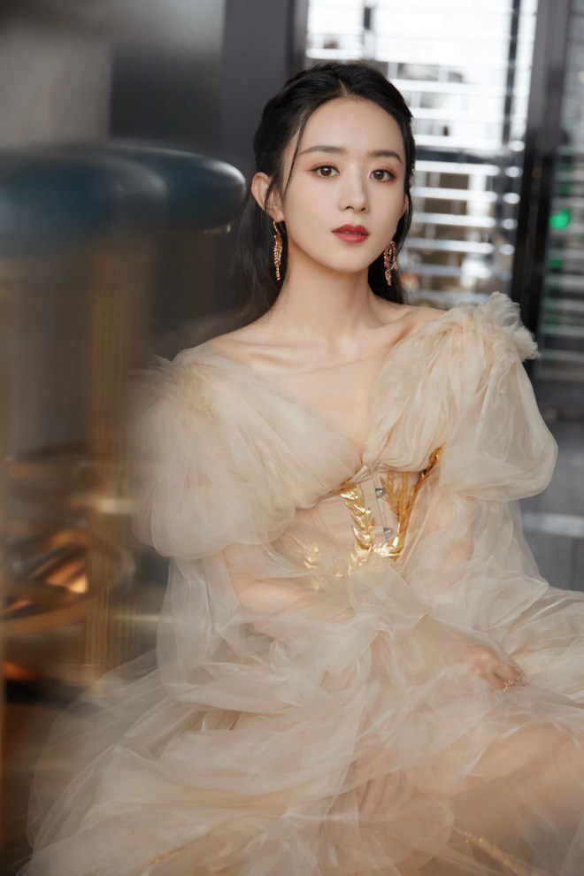 Triệu Lệ Dĩnh đẹp xuất thần trong bộ ảnh chớm thu cùng Dior | Harper's  Bazaar