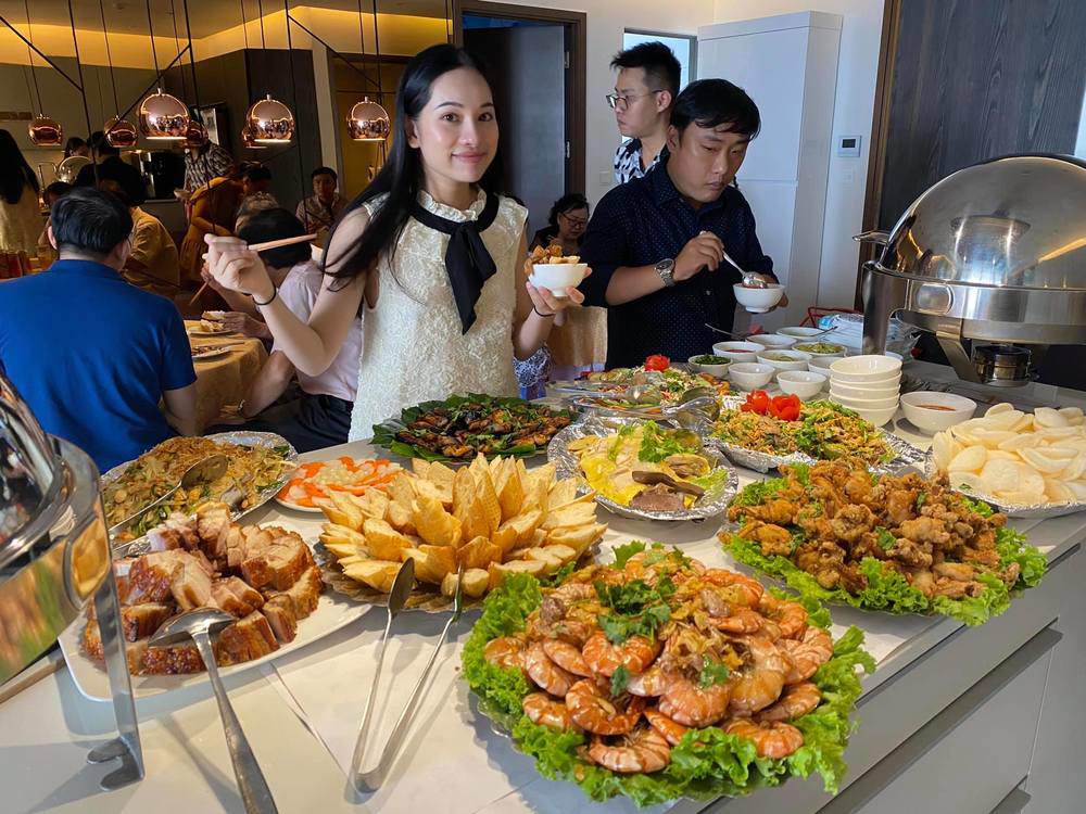 Đơn thân, Á hậu Diễm Châu mừng tiệc đầy tháng cho con hoành tráng không kém Hà Hồ, Vân Trang - 11