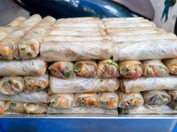 Bố đảm chia sẻ cách gói nem rán đều tăm tắp