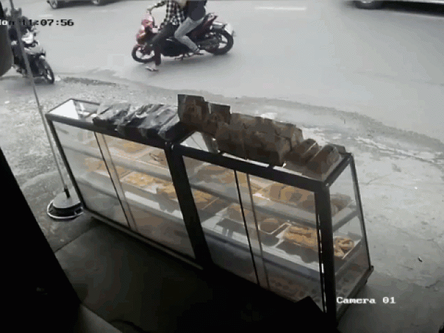 Clip Eva - Clip: Trinh sát hình sự chặn xe, tóm gọn 2 tên cướp như phim hành động