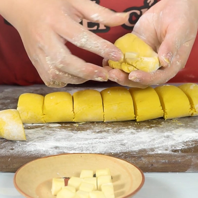 Cách làm bánh bông lan bí đỏ cực hấp dẫn cho các bé lớp 5