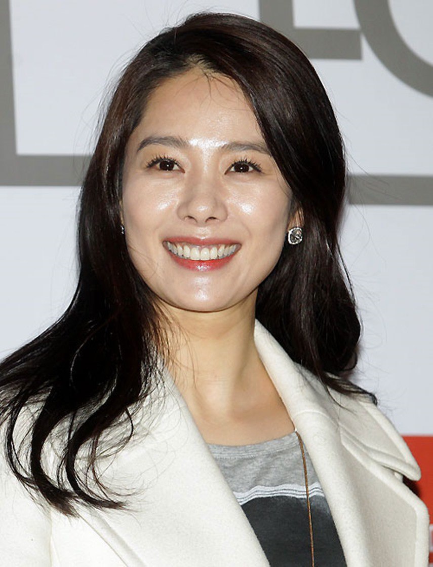 Mỹ nhân Giày thủy tinh chỉ 1 lần lỡ không kiềm dầu, để mặt bóng quá mà bị nhắc tên liên tục trong bảng xếp hạng các ngôi sao kém xinh. Dù nụ cười có rạng rỡ đến mấy cũng khó cứu nổi điểm trừ make up.