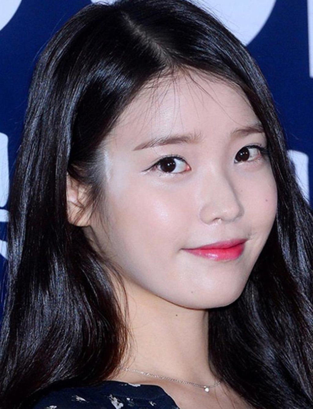 IU đi sự kiện mà vội vàng quá. Không biết vì lí do gì mà nguyên 1 phần da ở thái dương của cô nàng lại trắng lệch tông hẳn so với gương mặt. Hình ảnh chụp có thể đoán cô đã bị hộp phấn phủ rơi vào?