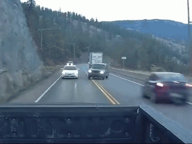 Clip Eva - Clip: Cố tình chạy cảnh sát, ô tô mất lái tông thẳng vào vách núi