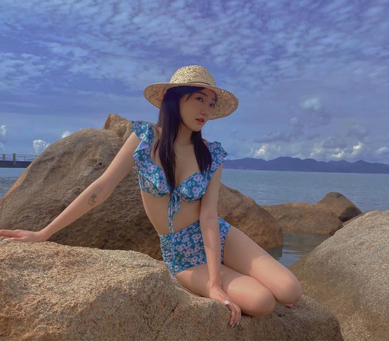 Chỉ cần diện bikini đơn giản, Linh Sugar đã có thể "đốn tim" dân tình với ngực đầy, eo thon. Cộng hưởng cùng gương mặt xinh đẹp, hình ảnh nào của cô nàng cũng hút bộn like trên mạng xã hội.
