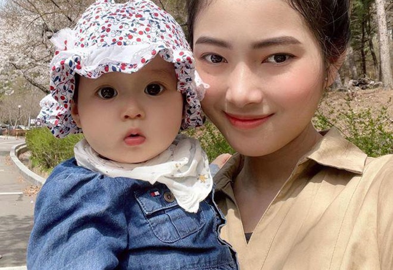 Bé xinh như thiên thần với nước da trắng hồng, gương mặt tròn, đôi mắt to và đôi môi hồng chúm chím xuất hiện nhiều trên mạng xã hội tại Việt Nam và thực chất, bé cũng rất nổi tiếng ở quê nội.
