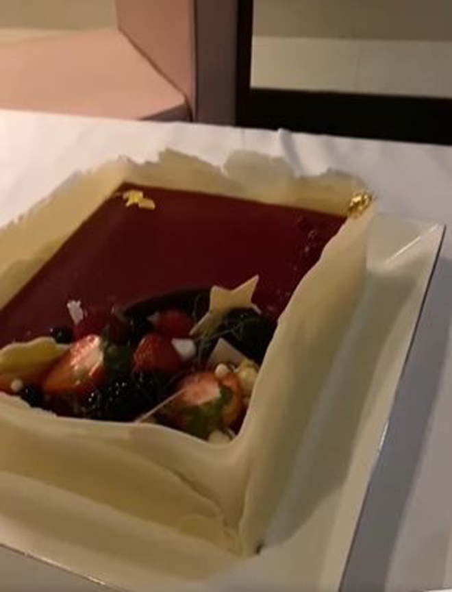 Chiếc bánh vợ chồng Kha Mỹ Vân tặng con nhân ngày sinh nhật. 