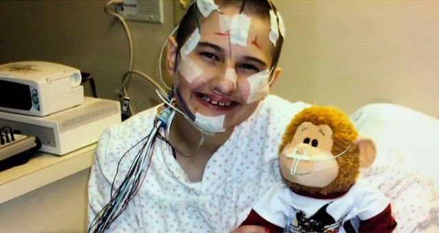 Mẹ vừa qua đời, con gái tật nguyền đứng lên đi lại như bình thường và vụ án chấn động - 2