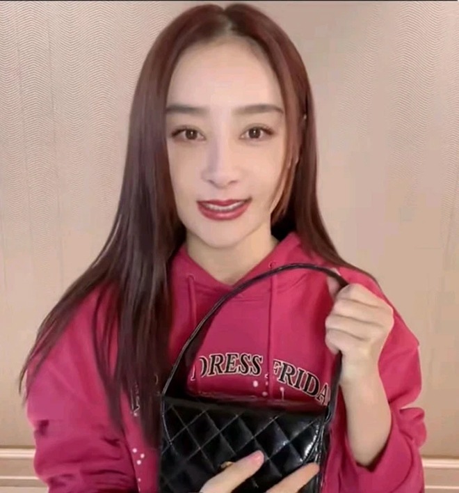 Chiếc mũi nhọn hoắt và gương mặt thiếu tự nhiên của cô gây chú ý.