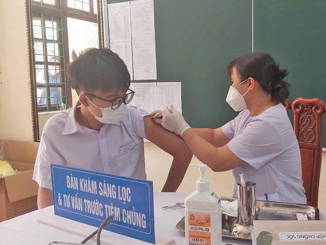 Thanh Hóa: 86 học sinh nhập viện theo dõi sau khi tiêm vắc xin phòng COVID-19 - 1