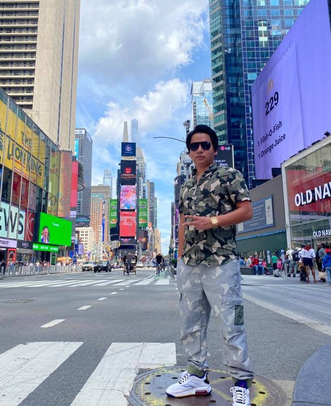 Khoa Pug sang Mỹ du học vào tháng 6 vừa qua, tiêu tốn gần 10 tỷ.