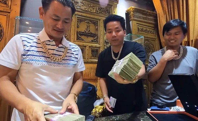 Khoa Pug không ngại chi tiền khủng để làm quen đại gia kim cương.