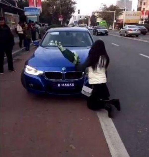Cô gái quỳ trước xe BMW hét: amp;#34;Em yêu anh, không yêu tài sảnamp;#34;, chàng trai phản ứng bất ngờ - 2