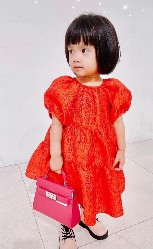 Con gái Đỗ Mạnh Cường 2 tuổi đã mặc váy xuyên thấu, ngoài đồ của bố chỉ diện hàng hiệu - 3