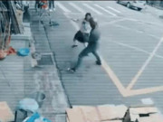 Clip Eva - Clip: Giật túi xách trước mặt nữ cao thủ, tên cướp ăn no đòn