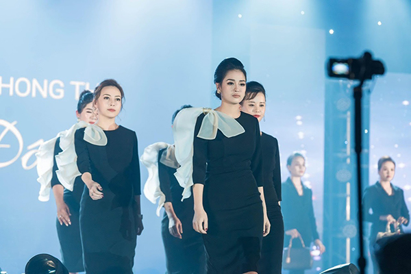 Nữ doanh nhân trẻ trung xinh đẹp trong một buổi tập catwalk (ảnh trong một cuộc thi trước đó cô từng tham gia)