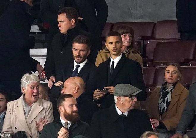 Beckham và con trai Romeo đi xem đấu bóng.