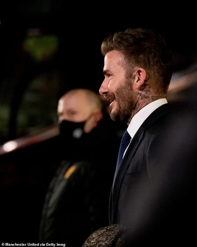 Trên mũi anh vẫn còn vết tích do con gái để lại.