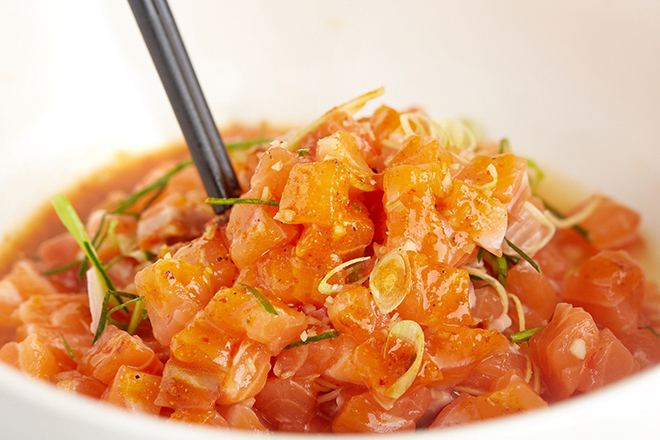 Biến tấu món gỏi cá hồi với sốt mắm chấm đặc biệt từ Chef Tuyết Phạm - 5