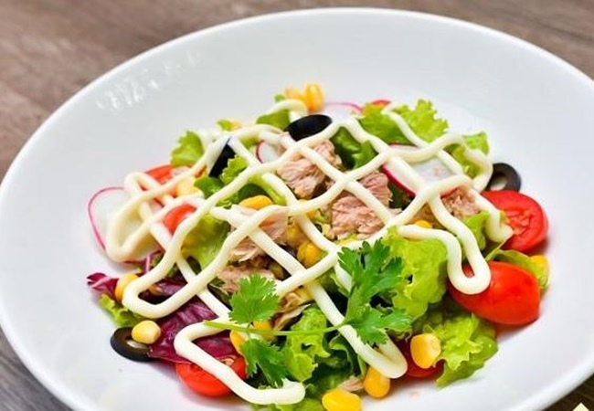 4 cách làm salad cá ngừ ngon bổ dưỡng đơn giản tại nhà - 2