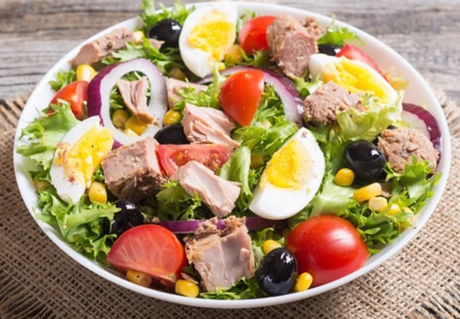 4 cách làm salad cá ngừ ngon bổ dưỡng đơn giản tại nhà - 8