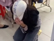 Tin tức - Chủ shop đè nữ sinh cắt tóc, làm nhục vì nghi trộm váy 160.000 đồng, CĐM phản ứng dữ dội